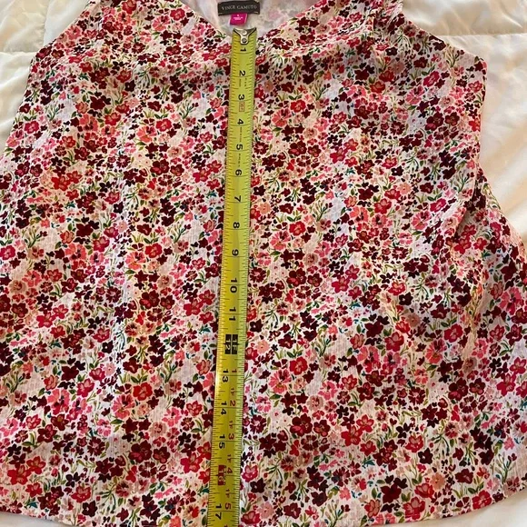 Vince Camuto V-Neck Floral Tank Blouse. Very feminine. Very pretty. Lined. - Picture 10 of 13